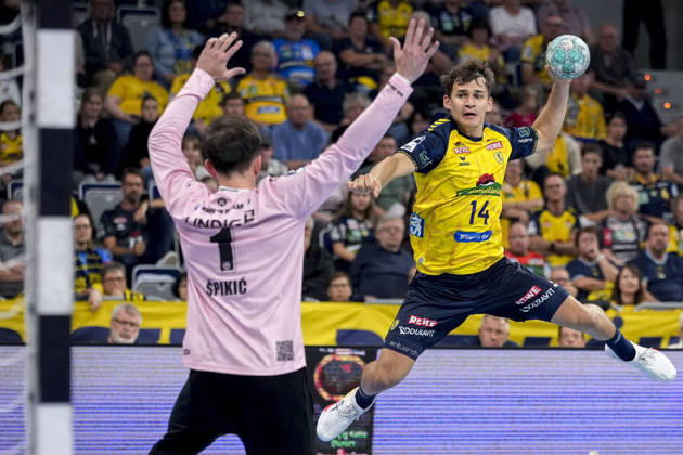 From left: Matija Spikic, goalkeeper, ThSV, 1; Gino Steenaerts, RNL, 14, on a jump shot, shot, goal attempt, action, game scene, October 8, 2026, Mannheim, Germany, handball, Bundesliga, Rhein-Neckar Löwen vs. ThSV Eisenach xozx