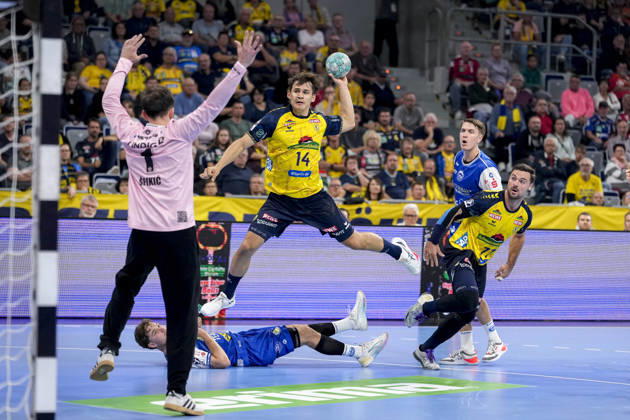From left: Matija Spikic, goalkeeper, ThSV, 1; Gino Steenaerts, RNL, 14, on a jump shot, shot, goal attempt, action, game scene, October 8, 2026, Mannheim, Germany, handball, Bundesliga, Rhein-Neckar Löwen vs. ThSV Eisenach xozx
