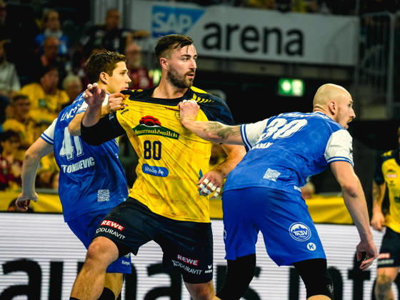 October 8, 2026, xwppx, Opel HBL Handball, Rhein-Neckar Löwen vs. ThSV Eisenach; from left: Vukaöin Antonijevic (ThSV Eisenach), Jannik Kohlbacher (Rhein-Neckar Löwen), Dominik Solak (ThSV Eisenach)
