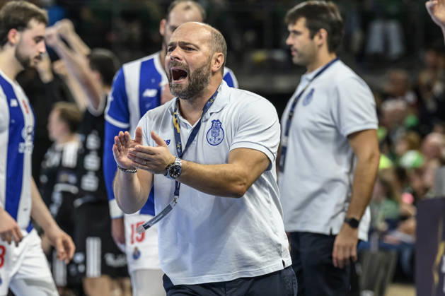 In the photo, from left: Carlos Martingo of FC Porto, coach, cheers on his team; GER, Berlin, handball, Füchse Berlin vs. FC Porto, EHF Champions League, Matchday 3 of Group A, at the Max Schmeling Halle, Am Falkplatz 1, October 8, 2026, Copyright: HMBxMedia UwexKoch