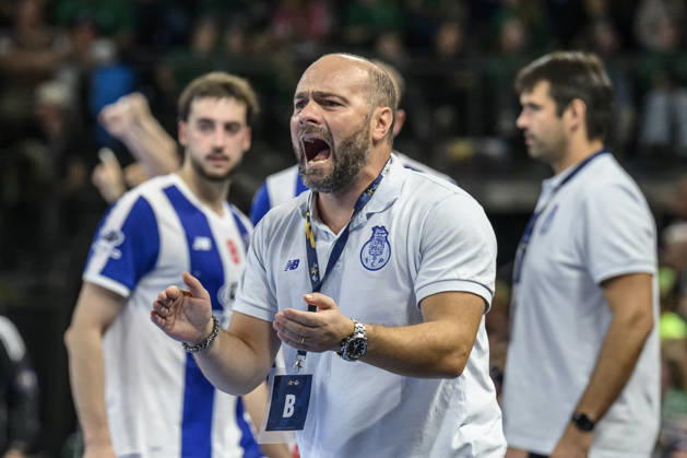 In the photo, from left: Carlos Martingo of FC Porto, coach, cheers on his team; GER, Berlin, handball, Füchse Berlin vs. FC Porto, EHF Champions League, Matchday 3 of Group A, at the Max Schmeling Halle, Am Falkplatz 1, October 8, 2026, Copyright: HMBxMedia UwexKoch