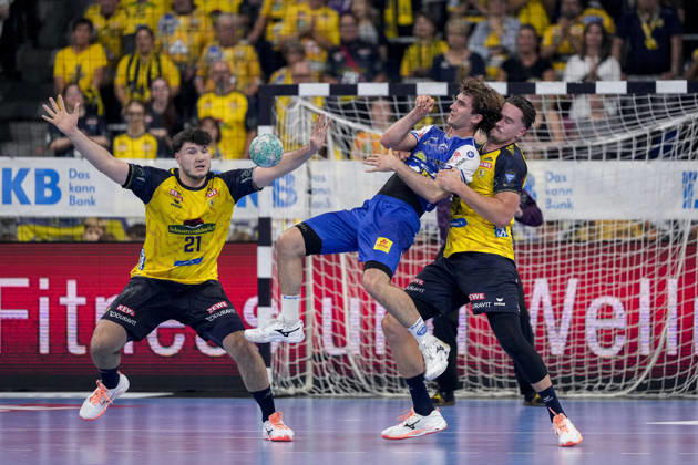 From left: Aron Seesing (RNL), 21; Stephan Seitz (ThSV), 44; Robert Timmermeister (RNL), 7; tackle, game scene, duel, tackle, tackling, dynamic, action, 08 10 2026, Mannheim, Germany, handball, Bundesliga, Rhein-Neckar Löwen vs. ThSV Eisenach xozx
