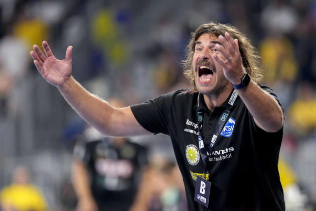 Sebastian Hinze, coach and head coach of ThSV, gives instructions, gesturing with his arms; single frame, single photo, action, October 8, 2026, Mannheim, Germany; handball, Bundesliga, Rhein-Neckar Löwen vs. ThSV Eisenach xozx
