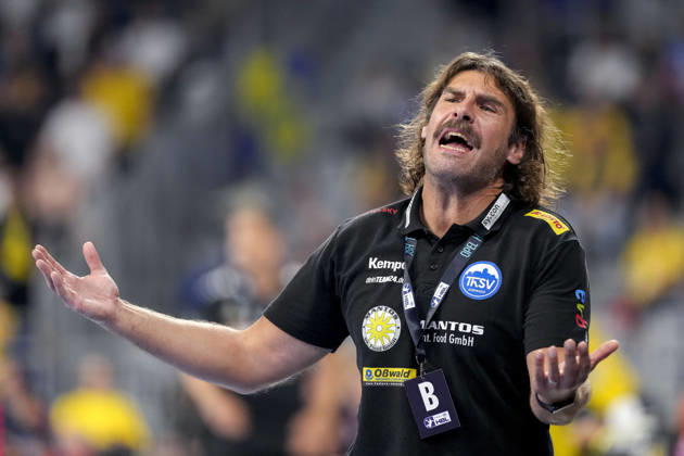 Sebastian Hinze, coach and head coach of ThSV, gives instructions, gesturing with his arms; single frame, single photo, action shot; looking disappointed, disappointment, frustration, pessimistic, October 8, 2026, Mannheim, Germany, handball, Bundesliga, Rhein-Neckar Löwen vs. ThSV Eisenach xozx