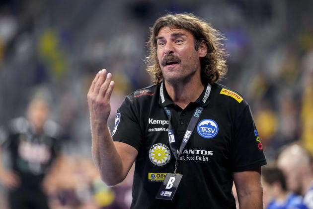 Sebastian Hinze, coach and head coach of ThSV, gives instructions, gesturing with his arms; single frame, single photo, action shot; looking disappointed, disappointment, frustration, pessimistic, October 8, 2026, Mannheim, Germany, handball, Bundesliga, Rhein-Neckar Löwen vs. ThSV Eisenach xozx