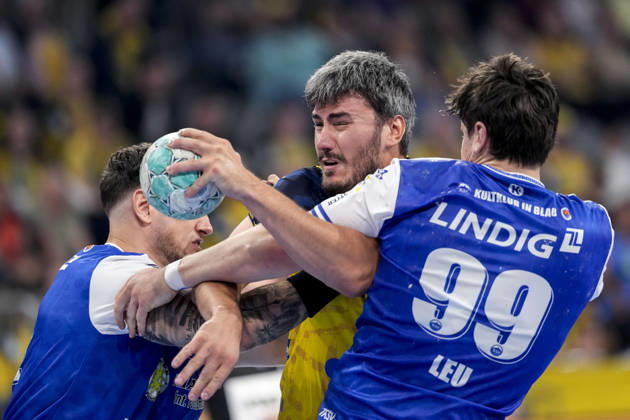 From left: Justin Kurch (ThSV), 52; Jacob Arenth Lassen (RNL), 9; Tillman Leu (ThSV), 99; tackle, game scene, duel, tackle, tackling, dynamism, action, 08 10 2026, Mannheim, Germany, handball, Bundesliga, Rhein-Neckar Löwen vs. ThSV Eisenach xozx