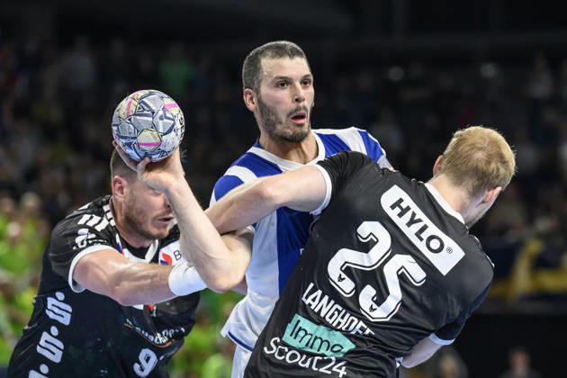 In the photo, from left: Mijajlo Marsenic, Füchse Berlin, 93; Rui Silva, FC Porto, 14; Matthes Langhoff, Füchse Berlin, 25; tackle, action, battle, fighting for the ball, GER, Berlin, handball, Füchse Berlin vs. FC Porto, EHF Champions League, Matchday 3 of Group A, at the Max Schmeling Halle, Am Falkplatz 1, October 8, 2026, Copyright: HMBxMedia UwexKoch