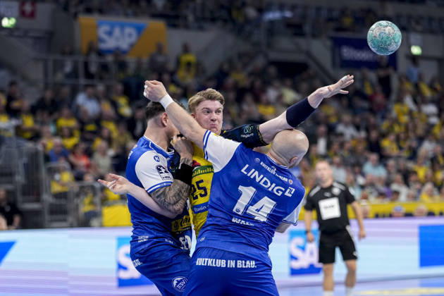 From left: Justin Kurch (ThSV), 52; Haukur Thrastarson (RNL), 25; Peter Walz (ThSV), 14; tackle, game scene, duel, tackle, tackling, dynamics, action, 08 10 2026, Mannheim, Germany, handball, Bundesliga, Rhein-Neckar Löwen vs. ThSV Eisenach xozx