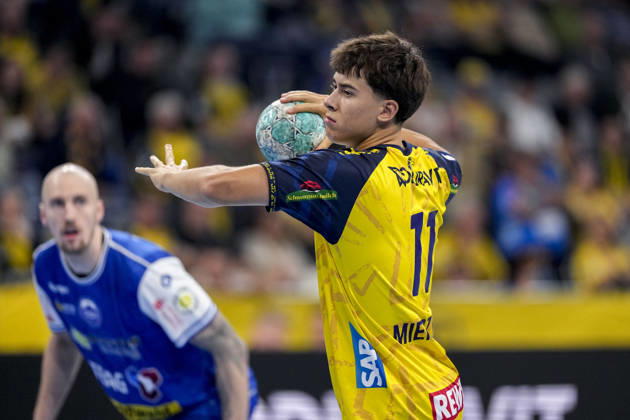 Niclas Mierzwa (RNL), 11, on the ball, single frame, single photo, action, during a 7-meter throw, 7 meters, penalty throw, game scene, October 8, 2026, Mannheim, Germany, handball, Bundesliga, Rhein-Neckar Löwen vs. ThSV Eisenach xozx