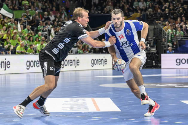 In the photo, from left: Max Darj, Füchse Berlin, 05; Rui Silva, FC Porto, 14; one-on-one, action, battle, fighting for the ball, GER, Berlin, handball, Füchse Berlin vs. FC Porto, EHF Champions League, Matchday 3 of Group A, at the Max Schmeling Halle, Am Falkplatz 1, October 8, 2026, Copyright: HMBxMedia UwexKoch