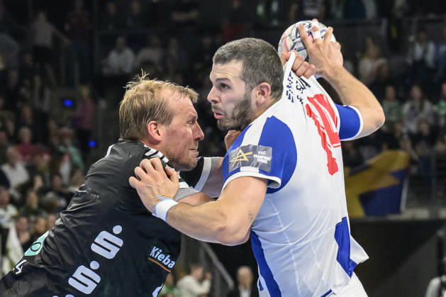 In the photo, from left: Max Darj, Füchse Berlin, 05; Rui Silva, FC Porto, 14; one-on-one, action, battle, fighting for the ball, GER, Berlin, handball, Füchse Berlin vs. FC Porto, EHF Champions League, Matchday 3 of Group A, at the Max Schmeling Halle, Am Falkplatz 1, October 8, 2026, Copyright: HMBxMedia UwexKoch