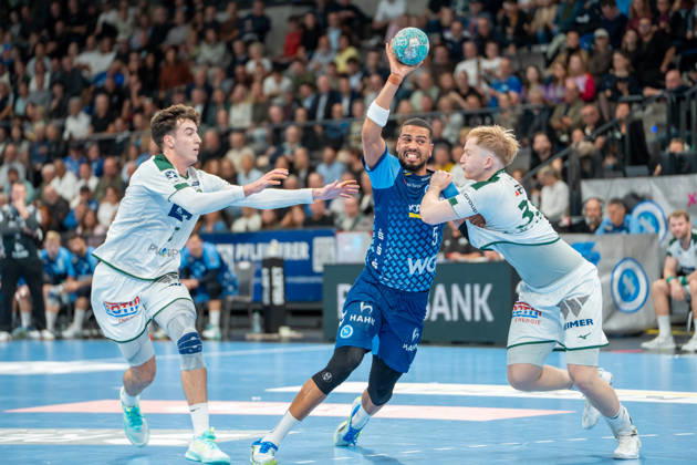 Handball I Men I 2026–2027 Season I Bundesliga I Matchday 8 I TVB Stuttgart vs. HSG Wetzlar I October 8, 2026 Philipp Ahouansou 5, TVB Stuttgart with the ball, defended by Marti Soler Biescas 23, HSG Wetzlar and Georg Löwen 33, HSG Wetzlar; Stuttgart Porsche Arena, Baden-Württemberg, Germany Copyright: xLobeca MaxxPetershansx