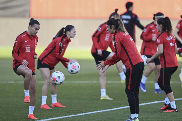 Turkiye Women s National Football Team complete preparations for Slovenia match ISTANBUL, TURKIYE - OCTOBER 08 : Players of the Turkish Women s National Football Team attend a training session ahead of the 2027 FIFA Women s World Cup European Qualifiers play-off first leg match against Slovenia, at Pendik Stadium in Istanbul, Turkiye on October 08, 2026. Fatma Nur Arslan Anadolu Istanbul Turkey. Editorial use only. Please get in touch for any other usage. Copyright: x2026xAnadoluxFatmaxNurxArslanx