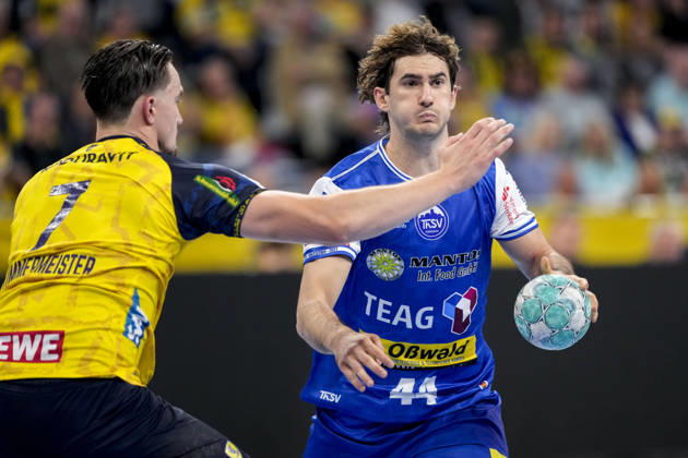 From left: Robert Timmermeister (RNL), 7, Stephan Seitz (ThSV), 44, tackle, game scene, duel, tackle, tackling, dynamism, action, 08 10 2026, Mannheim, Germany, handball, Bundesliga, Rhein-Neckar Löwen vs. ThSV Eisenach xozx