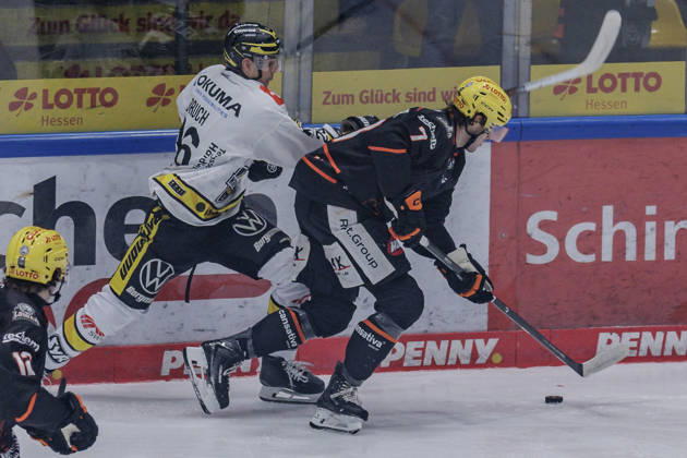 PEnny DEL Frankfurt Lions vs. Krefeld Penguins, October 8, 2026: Ty Glover (Löwen Frankfurt) 7 and Daniel Bruch (Krefeld Pinguine) 26 battling for the puck, Löwen Frankfurt vs. Krefeld Pinguine, Frankfurt, NIX Ice Arena, October 8, 2026 Copyright: xBEAUTIFULxSPORTS Gawlikx