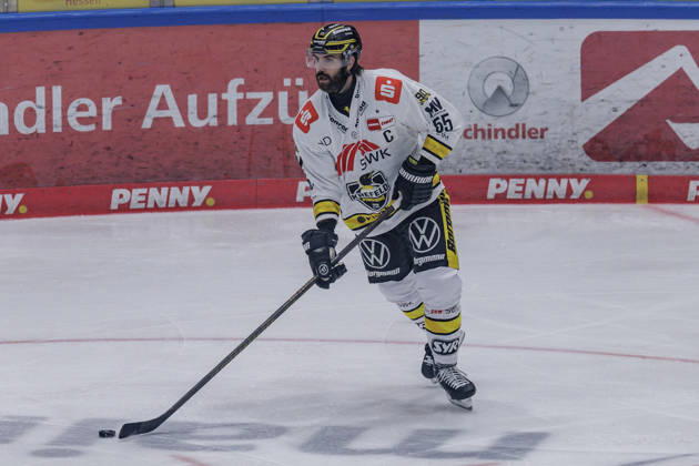 Penny DEL Löwen Frankfurt vs. Krefeld Pinguine, October 8, 2026 Davis Vandane Krefeld Penguins 55 with the puck, close-up, portrait, Löwen Frankfurt vs. Krefeld Penguins, Frankfurt, NIX Ice Arena, October 8, 2026 Copyright: xBEAUTIFULxSPORTS Gawlikx