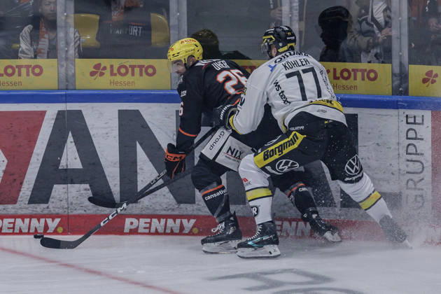 Penny DEL Löwen Frankfurt vs. Krefeld Pinguine, October 8, 2026: Dominik Uher (Löwen Frankfurt, 26) and Mick Köhler (Krefeld Pinguine, 77) battle for the puck along the boards, Löwen Frankfurt vs. Krefeld Pinguine, Frankfurt, NIX Ice Arena, October 8, 2026 Copyright: xBEAUTIFULxSPORTS Gawlikx