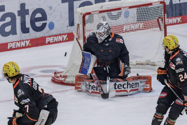 PEnny DEL Löwen Frankfurt vs. Krefeld Pinguine, October 8, 2026 Nico Pertuch (Löwen Frankfurt) blocks a puck, Löwen Frankfurt vs. Krefeld Pinguine, Frankfurt, NIX Ice Arena, October 8, 2026 Copyright: xBEAUTIFULxSPORTS Gawlikx