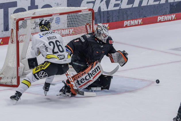 PEnny DEL Löwen Frankfurt vs. Krefeld Pinguine, October 8, 2026: Nico Pertuch (Löwen Frankfurt 1) and Daniel Bruch (Krefeld Pinguine 26), Löwen Frankfurt vs. Krefeld Pinguine, Frankfurt, NIX Ice Arena, October 8, 2026 Copyright: xBEAUTIFULxSPORTS Gawlikx