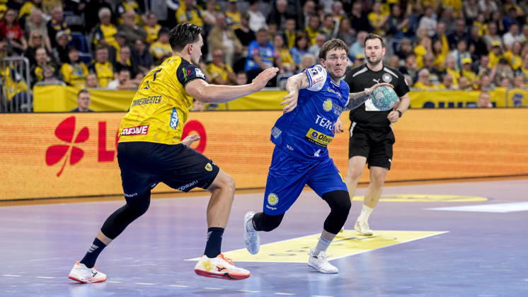 From left: Robert Timmermeister (RNL), 7, Elias Scholtes (ThSV), 4, tackle, game scene, duel, tackle, tackling, dynamism, action, 08 10 2026, Mannheim, Germany, handball, Bundesliga, Rhein-Neckar Löwen vs. ThSV Eisenach xozx