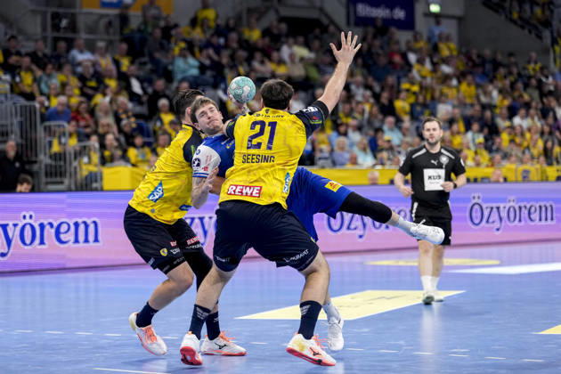From left: Robert Timmermeister (RNL), 7, Elias Scholtes (ThSV), 4, Aron Seesing (RNL), 21, tackle, game scene, duel, tackle, tackling, dynamic, action, 08 10 2026, Mannheim, Germany, handball, Bundesliga, Rhein-Neckar Löwen vs. ThSV Eisenach xozx