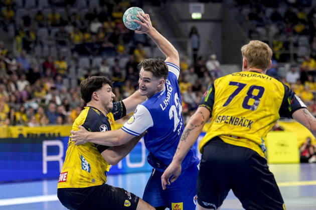 From left: Aron Seesing (RNL), 21, Felix Aellen (ThSV), 22, Edwin Aspenbäck (RNL), 78, tackle, game scene, duel, tackle, tackling, dynamic, action, 08 10 2026, Mannheim, Germany, handball, Bundesliga, Rhein-Neckar Löwen vs. ThSV Eisenach xozx