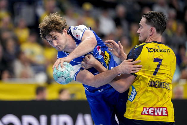 From left: Stephan Seitz (ThSV), 44, Robert Timmermeister (RNL), 7, tackle, game scene, duel, tackle, tackling, dynamism, action, 08 10 2026, Mannheim, Germany, handball, Bundesliga, Rhein-Neckar Löwen vs. ThSV Eisenach xozx
