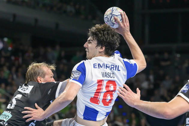 In the photo, from left: Max Darj, Füchse Berlin, 05; Vasco Costa, FC Porto, 18; one-on-one, action, battle, fighting for the ball, GER, Berlin, handball, Füchse Berlin vs. FC Porto, EHF Champions League, Matchday 3 of Group A, at the Max Schmeling Halle, Am Falkplatz 1, October 8, 2026, Copyright: HMBxMedia UwexKoch