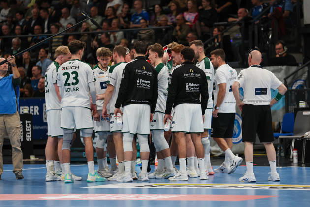 The HSG Wetzlar team during a timeout: GER, TVB Stuttgart vs. HSG Wetzlar, Handball, Opel Handball Bundesliga, Matchday 8, 2026–2027 season, October 8, 2026, GER, TVB Stuttgart vs. HSG Wetzlar, Handball, Opel Handball Bundesliga, Matchday 8, 2026–2027 season, October 8, 2026, Stuttgart Copyright: xEibner-Pressefoto SoerenxHerwegx EP_SHG