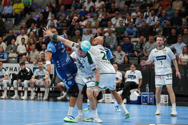 Philipp Ahouansou, TVB Stuttgart, No. 5, is blocked from taking a shot. GER, TVB Stuttgart vs. HSG Wetzlar, Handball, Opel Handball Bundesliga, Matchday 8, 2026–2027 season, October 8, 2026 GER, TVB Stuttgart vs. HSG Wetzlar, Handball, Opel Handball Bundesliga, Matchday 8, 2026–2027 season, October 8, 2026 Stuttgart Copyright: xEibner-Pressefoto SoerenxHerwegx EP_SHG