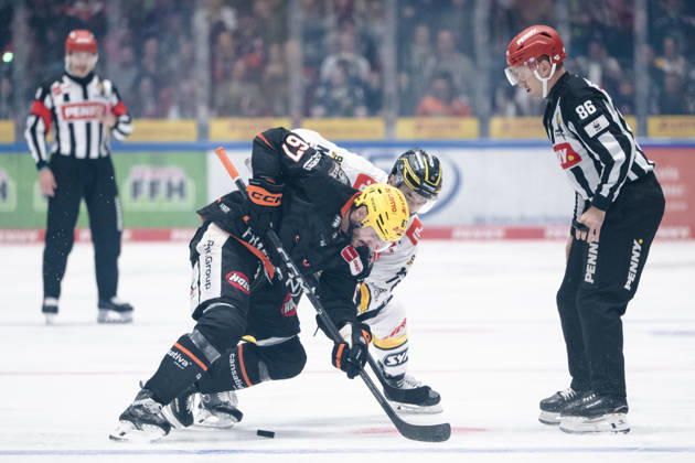 Matthew Wedman, Loewen Frankfurt, 67; Phil Varone, Krefeld Pinguine, 76 GER; Loewen Frankfurt vs. Krefeld Pinguine, ice hockey, PENNY DEL, Matchday 7, 2026–2027 season, October 8, 2026 GER, Loewen Frankfurt vs. Krefeld Pinguine, Ice Hockey, PENNY DEL, Matchday 7, 2026–2027 Season, October 8, 2026 Frankfurt am Main Copyright: xEibner-Pressefoto AttilaxZigax EP_AZA
