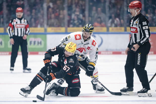 Matthew Wedman, Loewen Frankfurt, 67; Phil Varone, Krefeld Pinguine, 76 GER; Loewen Frankfurt vs. Krefeld Pinguine, ice hockey, PENNY DEL, Matchday 7, 2026–2027 season, October 8, 2026 GER, Loewen Frankfurt vs. Krefeld Pinguine, Ice Hockey, PENNY DEL, Matchday 7, 2026–2027 Season, October 8, 2026 Frankfurt am Main Copyright: xEibner-Pressefoto AttilaxZigax EP_AZA