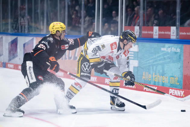 Luca Hauf, Krefeld Pinguine, 85 GER, Loewen Frankfurt vs. Krefeld Pinguine, Ice Hockey, PENNY DEL, Matchday 7, 2026–2027 Season, October 8, 2026 GER, Loewen Frankfurt vs. Krefeld Pinguine, Ice Hockey, PENNY DEL, Matchday 7, 2026–2027 Season, October 8, 2026 Frankfurt am Main Copyright: xEibner-Pressefoto AttilaxZigax EP_AZA