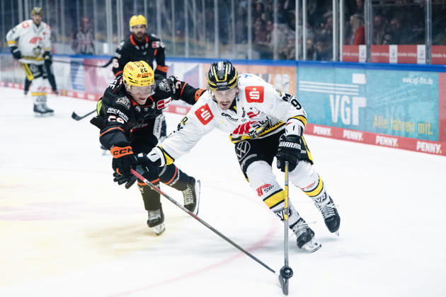 Fabio Kose, Loewen Frankfurt, 20; Adam Payerl, Krefeld Pinguine, 90 GER; Loewen Frankfurt vs. Krefeld Pinguine, ice hockey, PENNY DEL, Matchday 7, 2026–2027 season, October 8, 2026 GER, Loewen Frankfurt vs. Krefeld Pinguine, Ice Hockey, PENNY DEL, Matchday 7, 2026–2027 Season, October 8, 2026 Frankfurt am Main Copyright: xEibner-Pressefoto AttilaxZigax EP_AZA