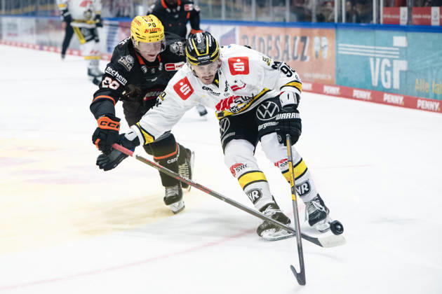 Fabio Kose, Loewen Frankfurt, 20; Adam Payerl, Krefeld Pinguine, 90 GER; Loewen Frankfurt vs. Krefeld Pinguine, ice hockey, PENNY DEL, Matchday 7, 2026–2027 season, October 8, 2026 GER, Loewen Frankfurt vs. Krefeld Pinguine, Ice Hockey, PENNY DEL, Matchday 7, 2026–2027 Season, October 8, 2026 Frankfurt am Main Copyright: xEibner-Pressefoto AttilaxZigax EP_AZA