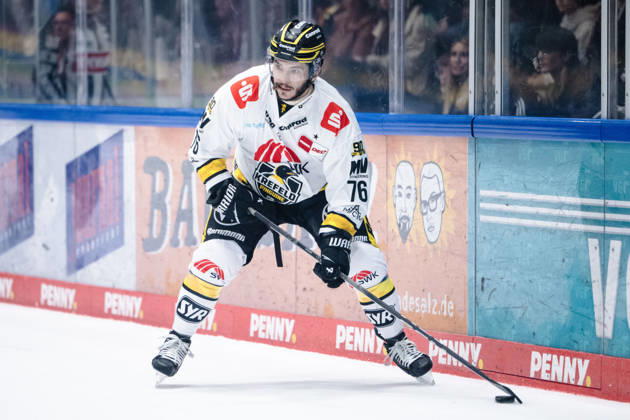 Phil Varone, Krefeld Pinguine, 76 GER, Loewen Frankfurt vs. Krefeld Pinguine, Ice Hockey, PENNY DEL, Matchday 7, 2026–2027 Season, October 8, 2026 GER, Loewen Frankfurt vs. Krefeld Pinguine, Ice Hockey, PENNY DEL, Matchday 7, 2026–2027 Season, October 8, 2026 Frankfurt am Main Copyright: xEibner-Pressefoto AttilaxZigax EP_AZA