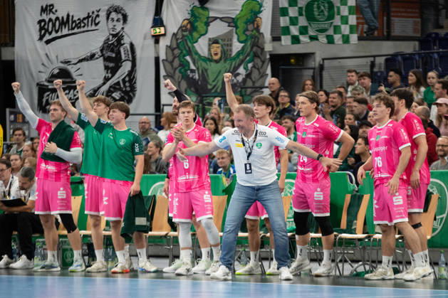Handball, HBL2: SC DHfK Leipzig vs. TuS N Lübbecke, October 8, 2026. Jubilation on the Leipzig bench; Head Coach Frank Carstens, SC DHfK Leipzig. Handball, 2nd Bundesliga, 2026–2027 season, Matchday 7: SC DHfK Leipzig vs. TuS N Lübbecke on October 8, 2026, at the Quarterback Immobilien Arena Leipzig Copyright: xBEAUTIFULxSPORTS JanxKaeferx