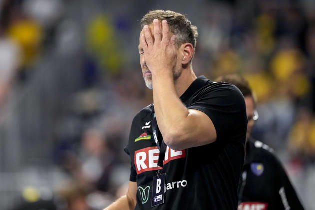 Maik Machulla, coach, head coach of the RNL, covers his face with his hand; single frame, single photo, action shot, looking disappointed, disappointment, frustration, pessimistic, October 8, 2026, Mannheim, Germany, handball, Bundesliga, Rhein-Neckar Löwen vs. ThSV Eisenach xozx