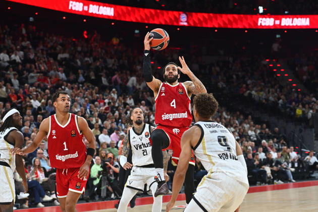 Duane WASHINGTON JR FCB, Action, One-on-One Against Kessler EDWARDS, Bologna Basketball EuroLeague, 2026–2027 Season, FC Bayern Munich vs. Virtus Bologna on October 8, 2026, S A P G A R D EN