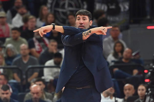 Alex MUMBRU, Bologna Coach, gesturing, giving instructions, single frame, cropped close-up, half-length shot, Basketball EuroLeague, 2026–2027 season, FC Bayern Munich vs. Virtus Bologna on October 8, 2026, SAPGARDEN