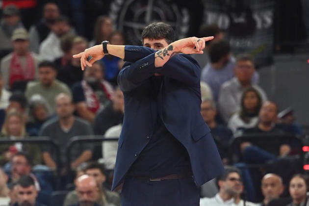 Alex MUMBRU, Bologna Coach, gesturing, giving instructions, single frame, cropped close-up, half-length shot, Basketball EuroLeague, 2026–2027 season, FC Bayern Munich vs. Virtus Bologna on October 8, 2026, SAPGARDEN