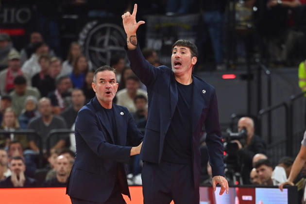 Alex MUMBRU, Bologna Coach, gesturing, giving instructions, single frame, cropped close-up, half-length portrait, Basketball EuroLeague, 2026–2027 season, FC Bayern Munich vs. Virtus Bologna on October 8, 2026, S A P G A R D EN