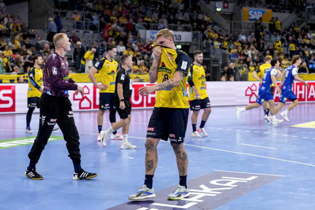 From left: David Späth, goalkeeper, RNL, 29, Edwin Aspenbäck, RNL, 78, Rhein-Neckar Löwen player, disappointed by the loss, disappointment after the final whistle, highlight, loser, lost, frustration, disappointed, pessimistic, October 8, 2026, Mannheim, Germany, handball, Bundesliga, Rhein-Neckar Löwen vs. ThSV Eisenach xozx