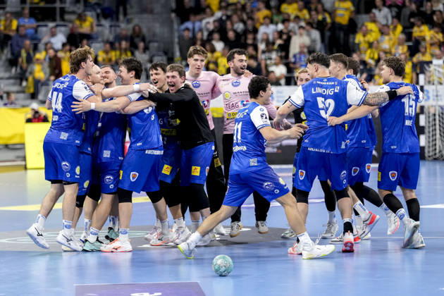 Players from ThSV Eisenach, celebrating after the final whistle, joy over the victory, winners, celebrating, cheering, happy, positive, delighted, optimistic, highlight, action, dancing in a circle, team huddle, October 8, 2026, Mannheim, Germany, handball, Bundesliga, Rhein-Neckar Löwen vs. ThSV Eisenach xozx