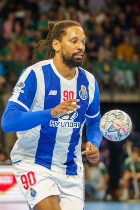 Pictured: Gilberto Brito Duarte of FC Porto, 90 with the ball on October 8, 2026; Fuechse Berlin vs. FC Porto, EHF Handball Champions League, 2026–27 season, Max Schmeling Halle Copyright: HMBxMedia xPascalxSpanehl