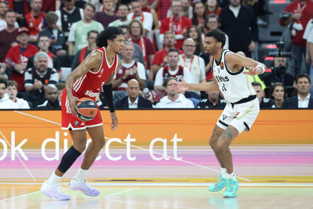 MarJon Beauchamp, FC Bayern Basketball, No. 3, with the ball alongside Derrick Alston Jr., Virtus Bologna, No. 21, GER, FC Bayern Basketball vs. Virtus Bologna, Basketball, EuroLeague, Matchday 4, 2026–2027 Season, October 8, 2026, GER, FC Bayern Basketball vs. Virtus Bologna, Basketball, EuroLeague, Matchday 4, 2026–2027 Season, October 8, 2026, Munich Copyright: xEibner-Pressefoto JennixMaulx EP_JML