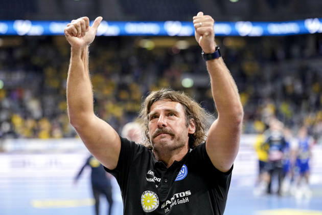 Sebastian Hinze, coach, head coach, ThSV, giving a thumbs-up, gesture, body language, confident, positive, optimistic, joy, happy, delighted, single frame, single photo, action, Celebrating after the final whistle, joy over the victory, winner, celebrating, cheerful, positive, happy, optimistic, highlight, October 8, 2026, Mannheim, Germany, handball, Bundesliga, Rhein-Neckar Löwen vs. ThSV Eisenach xozx