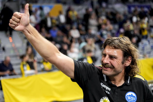 Sebastian Hinze, coach, head coach, ThSV, giving a thumbs-up, gesture, body language, confident, positive, optimistic, joy, happy, delighted, single frame, single photo, action, Celebrating after the final whistle, joy over the victory, winner, celebrating, cheerful, positive, happy, optimistic, highlight, October 8, 2026, Mannheim, Germany, handball, Bundesliga, Rhein-Neckar Löwen vs. ThSV Eisenach xozx