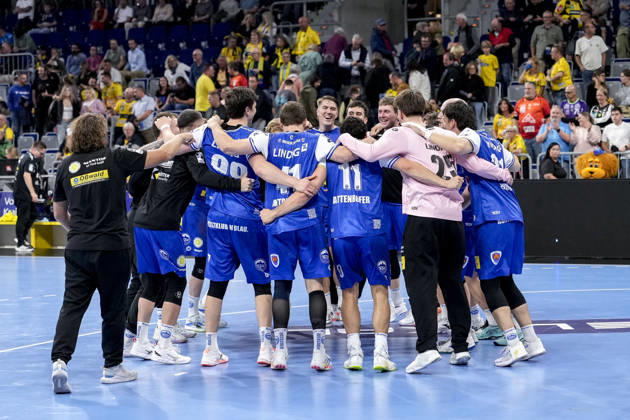 Players from ThSV Eisenach, celebrating after the final whistle, joy over the victory, winners, celebrating, cheering, happy, positive, delighted, optimistic, highlight, action, dancing in a circle, team huddle, October 8, 2026, Mannheim, Germany, handball, Bundesliga, Rhein-Neckar Löwen vs. ThSV Eisenach xozx