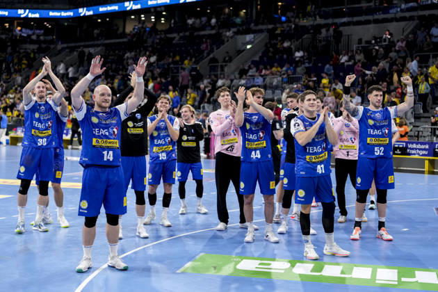 Players from ThSV Eisenach celebrate with the fans who traveled with them; celebration after the final whistle; joy over the victory; winners; celebrating; cheerful; positive; happy; optimistic; highlight; action; October 8, 2026, Mannheim, Germany, handball, Bundesliga, Rhein-Neckar Löwen vs. ThSV Eisenach xozx